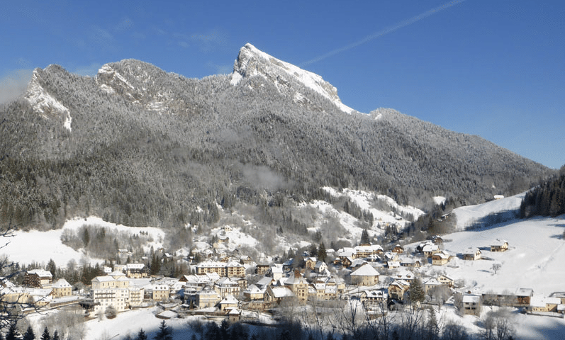 Le Village de Saint-Pierre-de-Chartreuse en hiver © skidata.io