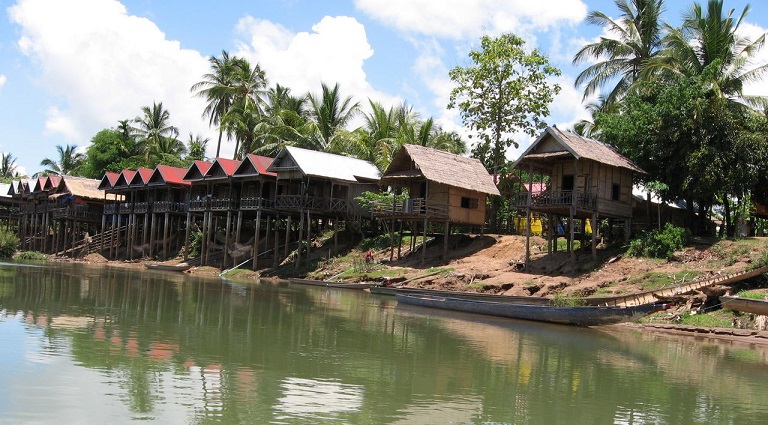 Un village sur l'île de Don Khong au Laos © Vietland Holidays