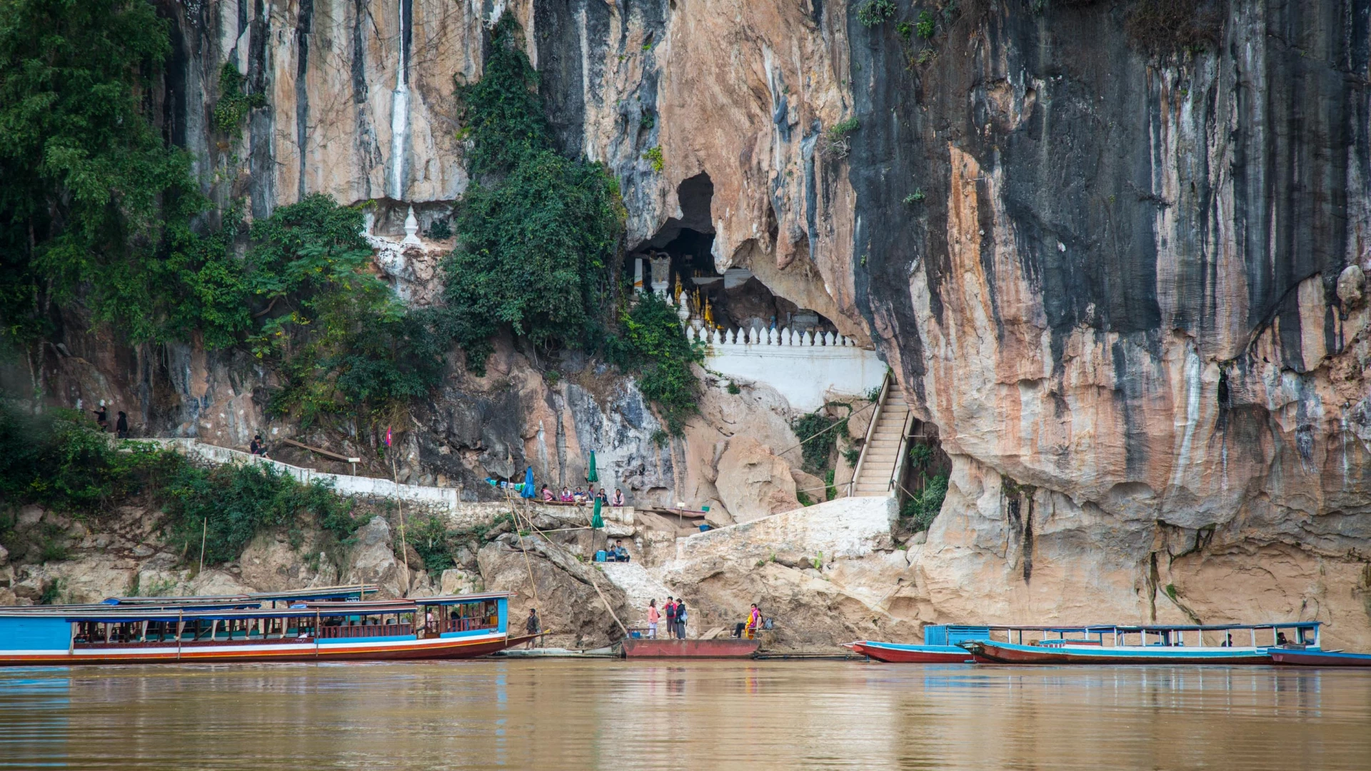 Vue sur les grottes de Pak Ou au Laos © Discover Laos Today