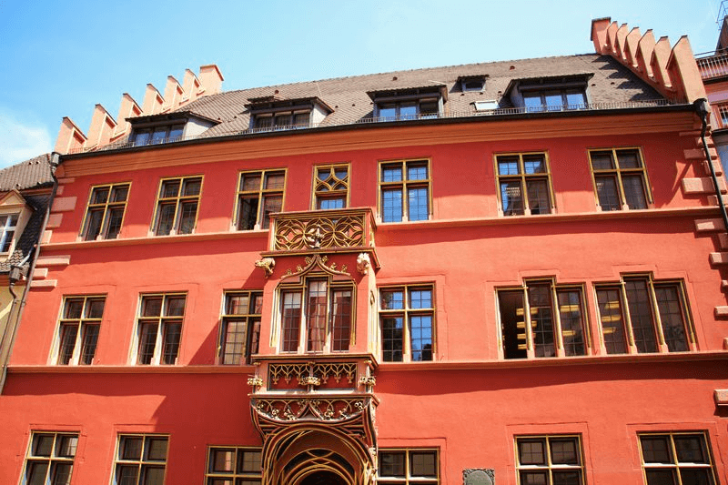 "La maison de la baleine", maison bourgeoise de style gothique à Fribourg © FWTM-Escher