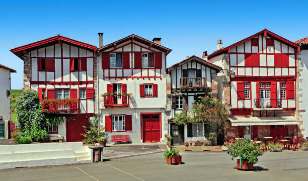 Rue typique du Pays Basque en France dans le village de Ainhoa © istock