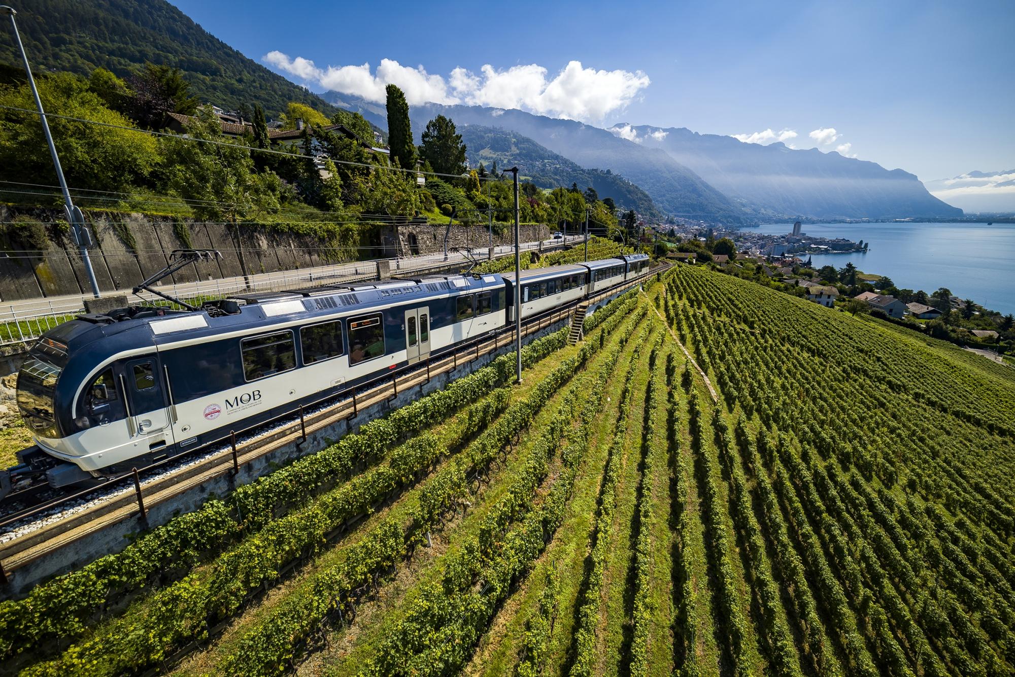 Vue panoramique du Golden Pass sur les vignes de Montreux © Myvaud