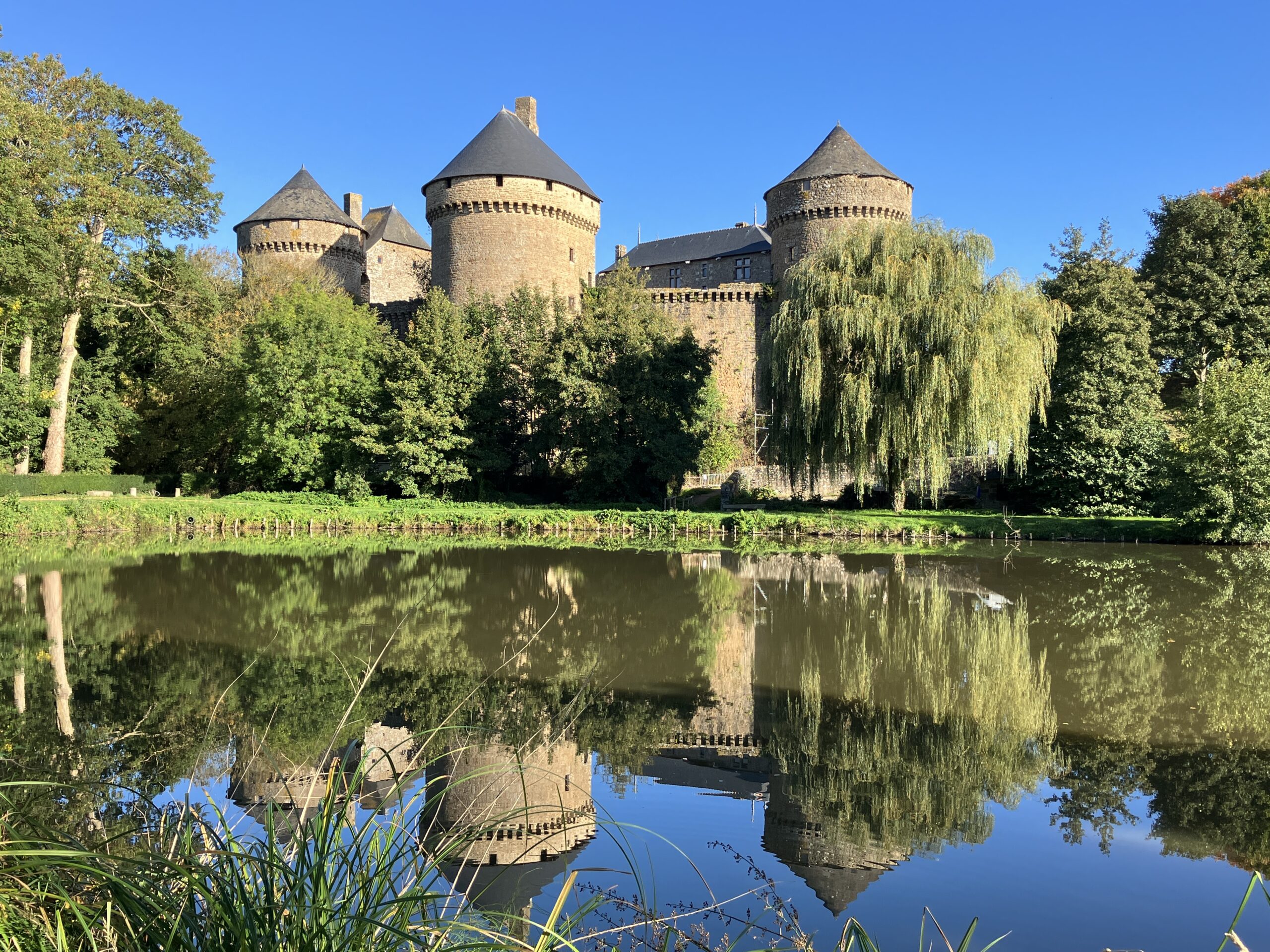 Le splendide château fort de Lassay les Châteaux © En Mayenne Simone