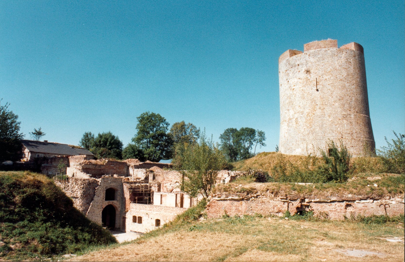Les ruines de l'ancien château fort de Guise ©  Wikipedia