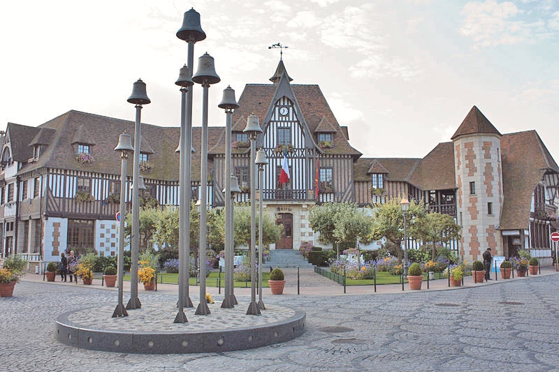 Vue sur la façade extérieure de la mairie de Deauville © Wikipedia 