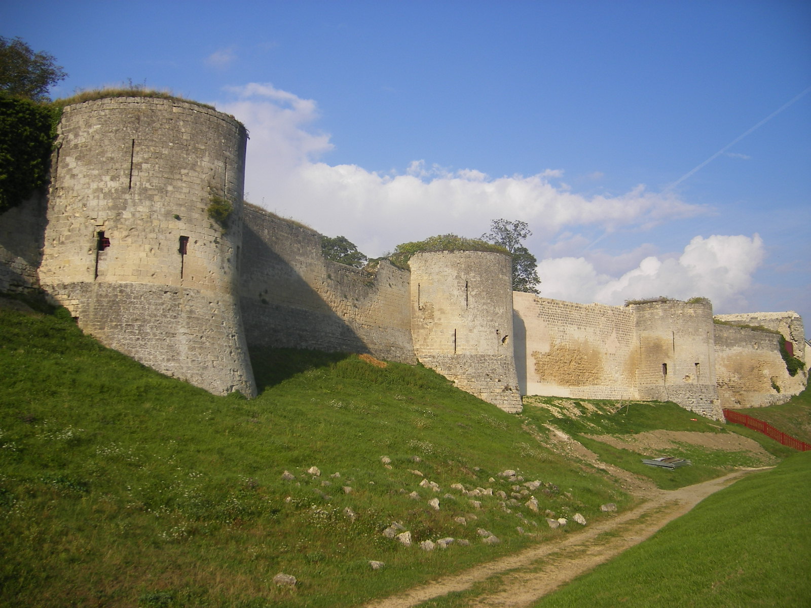Visiter l'Aisne et le Château de Coucy © Wikipedia