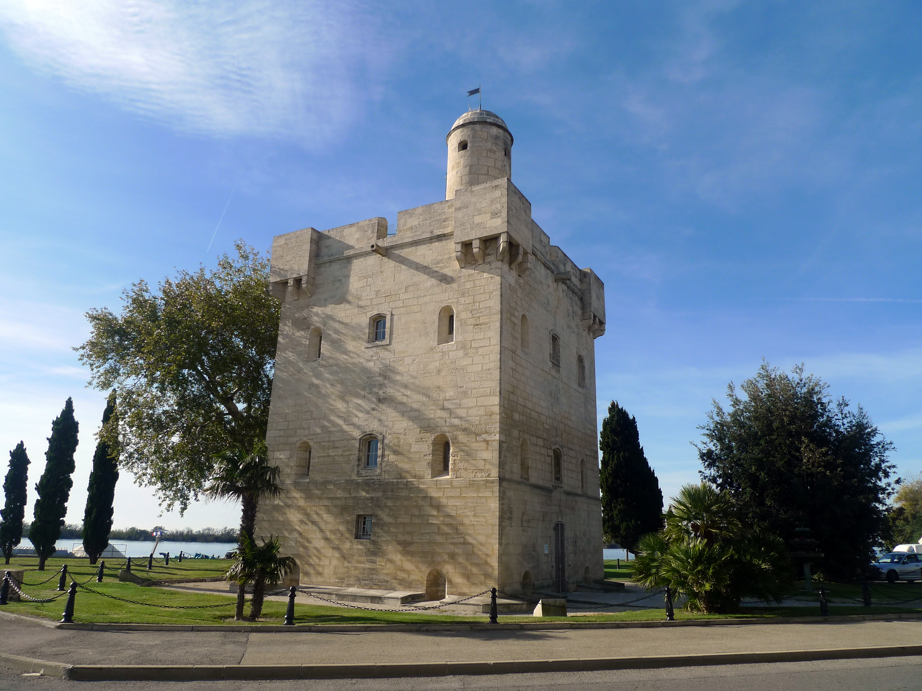La Tour Saint-Louis à Port-Saint-Louis-du-Rhône © Wikipedia