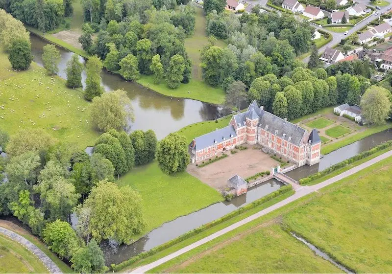 Vue aérienne du château de Troissereux © chateau-troissereux.com