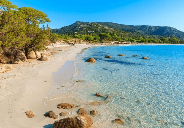 Offrez-vous une balade sur la plage de Palombaggia © ELLE