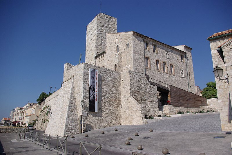 Le Château des Grimaldi héberge le musée Picasson © Monumentum