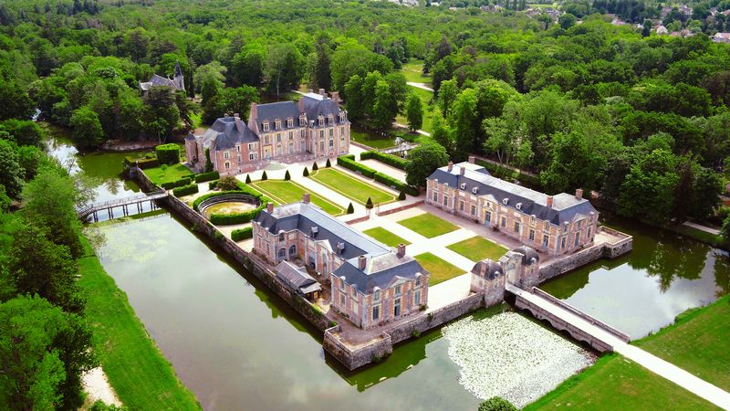 Vue aérienne du château de la Ferté Saint Aubin © Tourisme Loiret