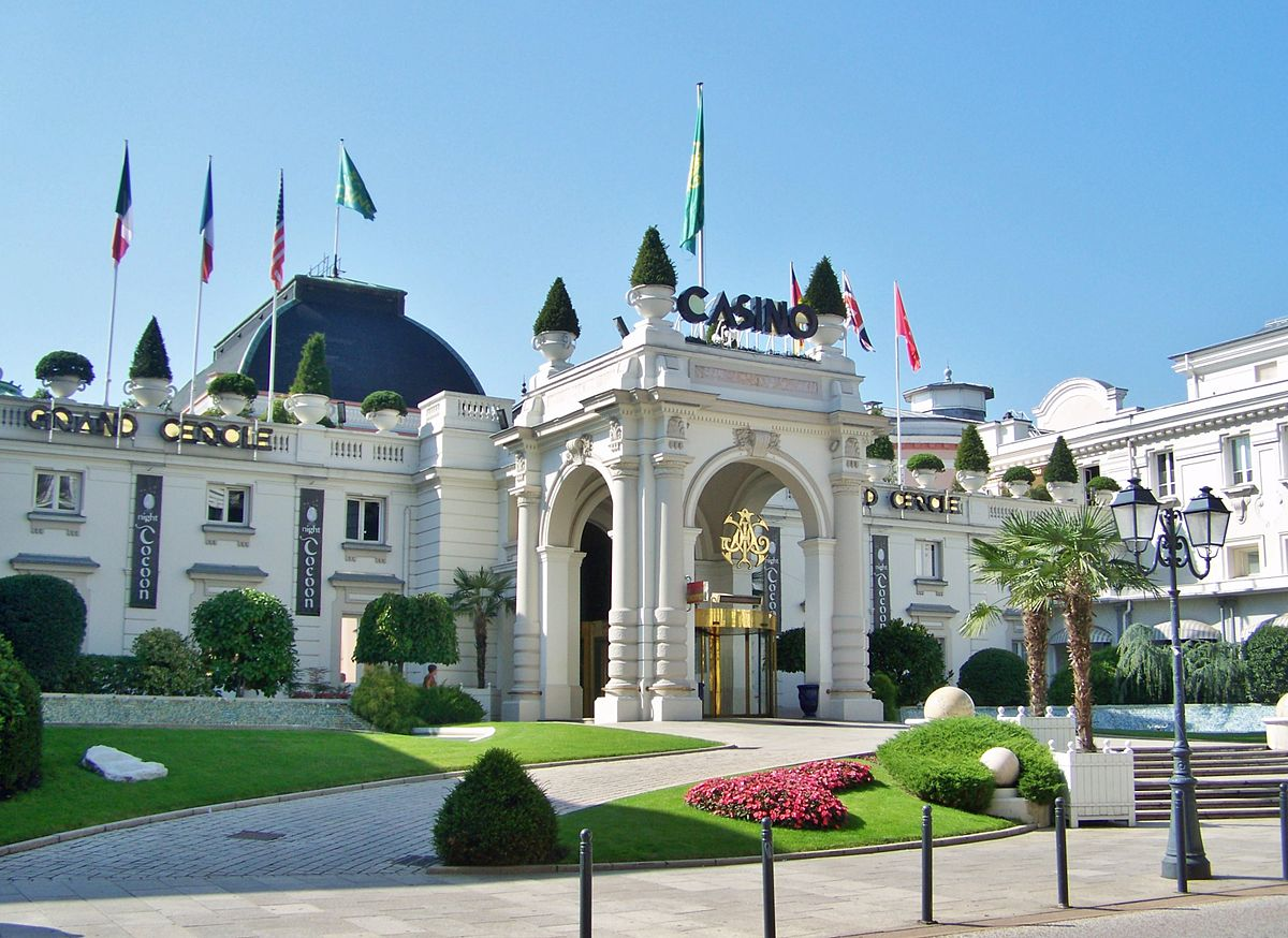 L'impressionnante façade du Casino Grand Cercle © Wikipedia