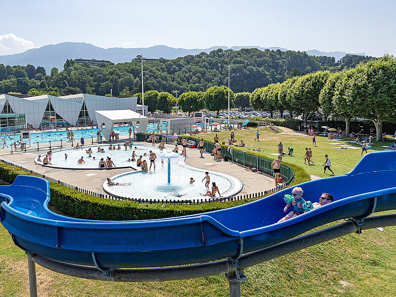 Profiter des piscines extérieures et intérieures d'Aqualac à Aix-les-Bains © Aqualac
