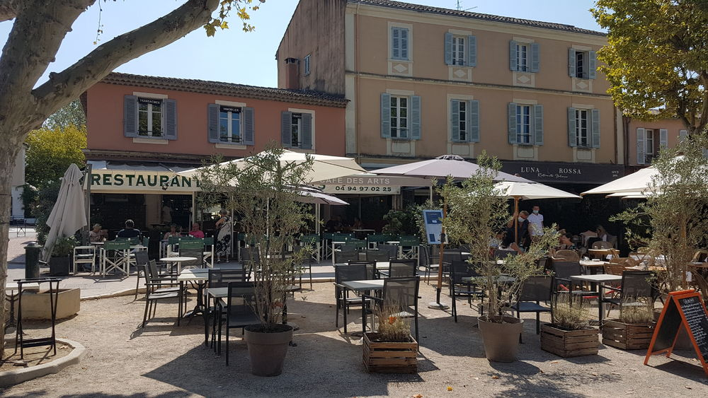 Visiter Saint-Tropez et prendre un verre à la place des Lices © Golf Saint-Tropez