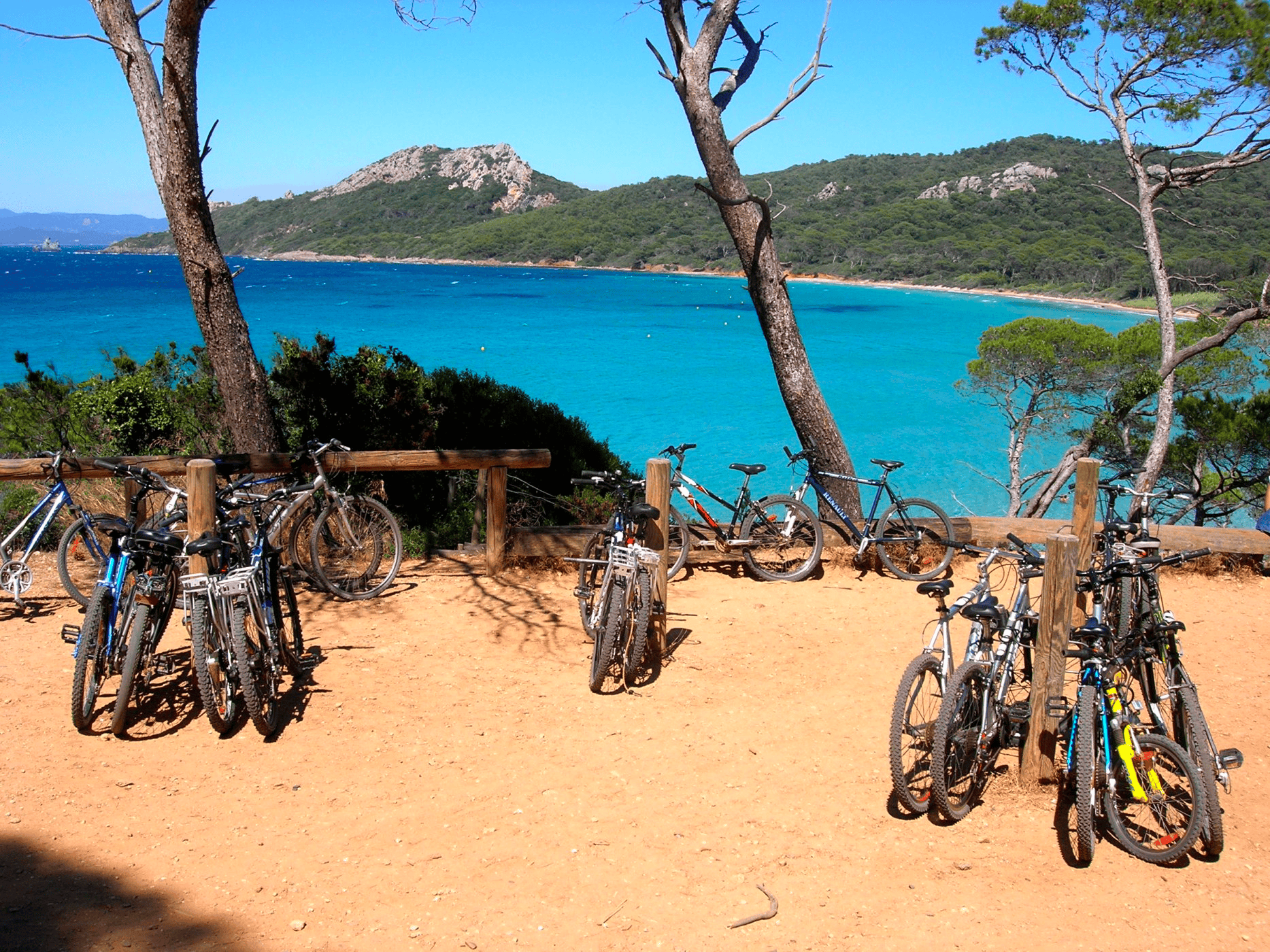 Balades à vélo sur les pistes des îles d'Or © MPM Tourisme