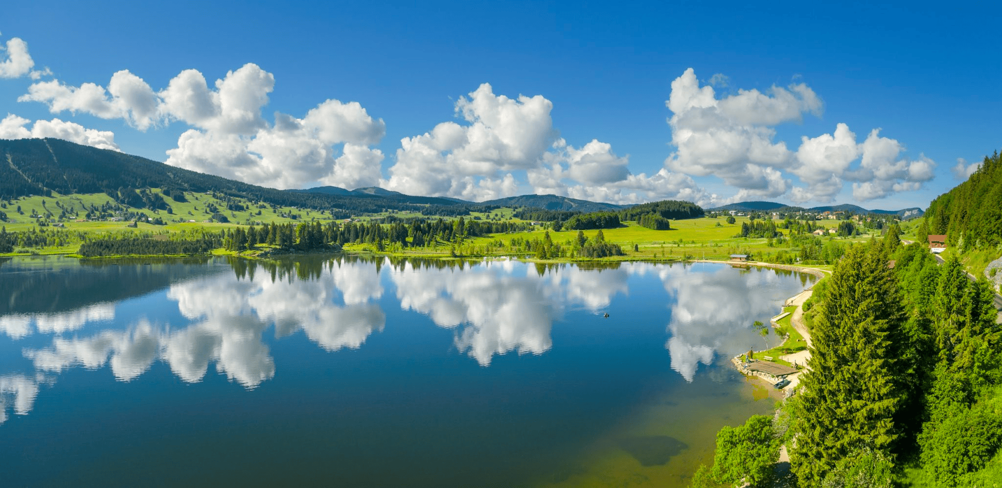 Lac des Rousses est entouré par les épicéas © Jura Tourisme