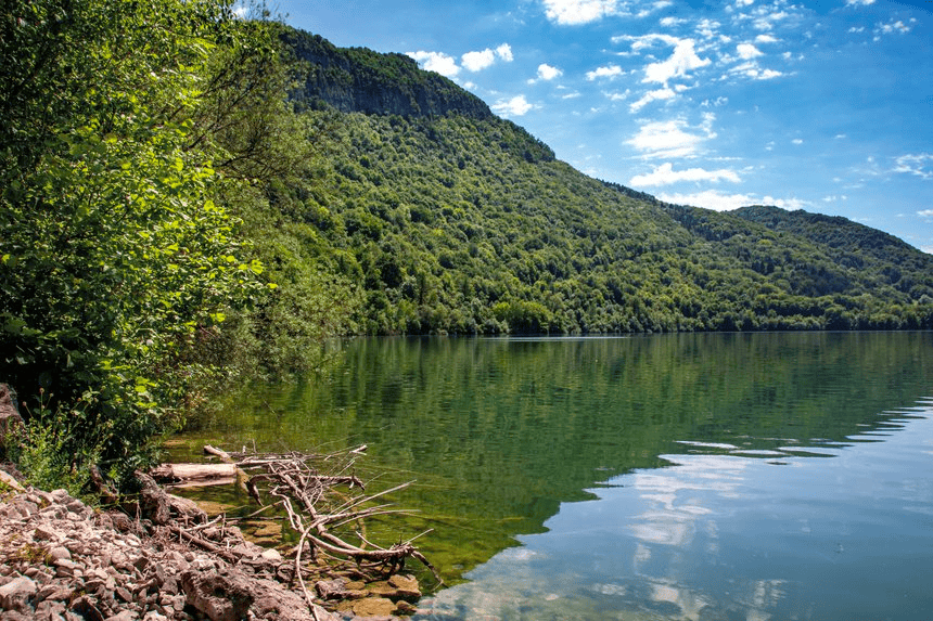 Lac de Croiselet parmi les plus beaux lacs du Jura © Pêche et Poisson