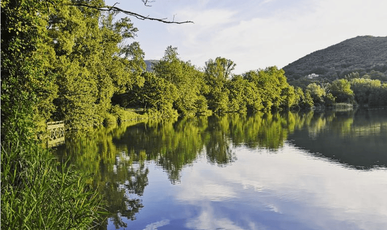 Lac de Vert parmi les lacs d'Ardèche © Pêche Ardèche