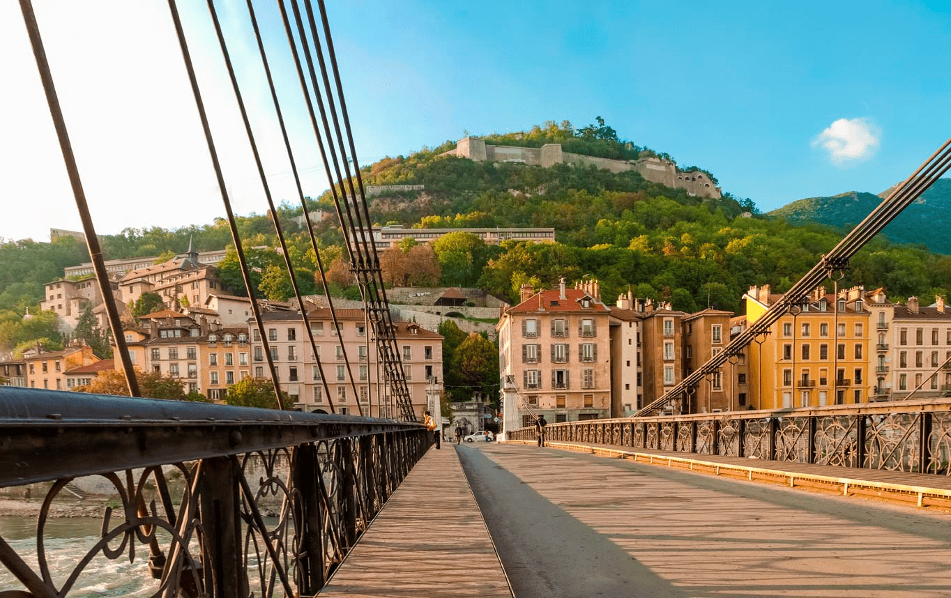 Le Fort de la Bastille domine Grenoble © Grenoble Tourisme