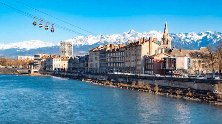 Grenoble une ville au pied des montagnes, dans les Alpes du Nord © Kosy