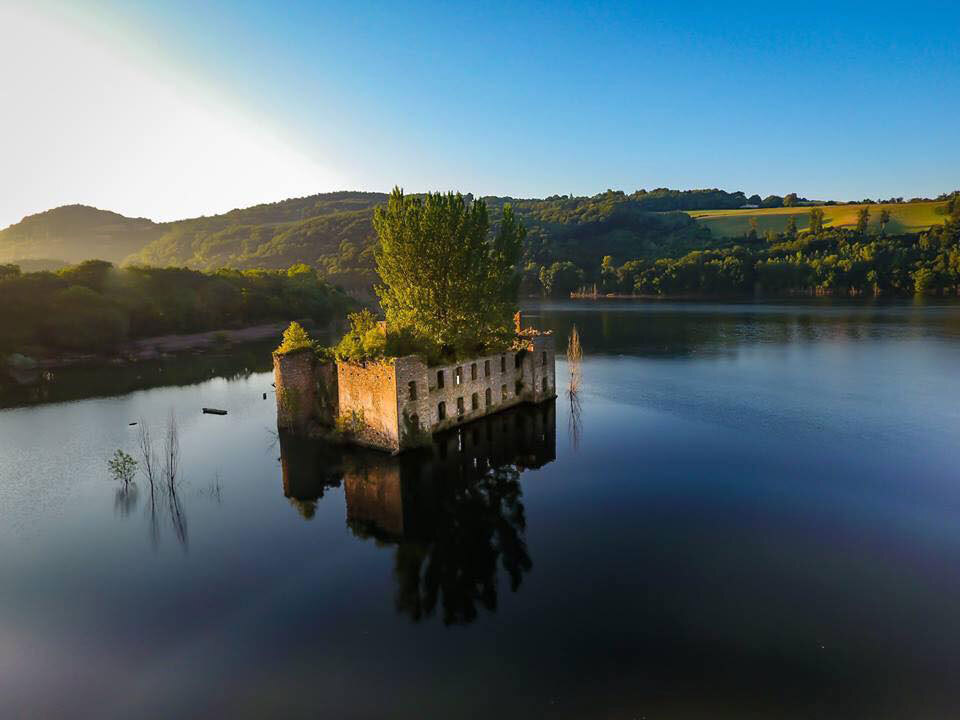 Lac de Razisse et château de Grandval les trails du Tarn © Grand Sud insolite