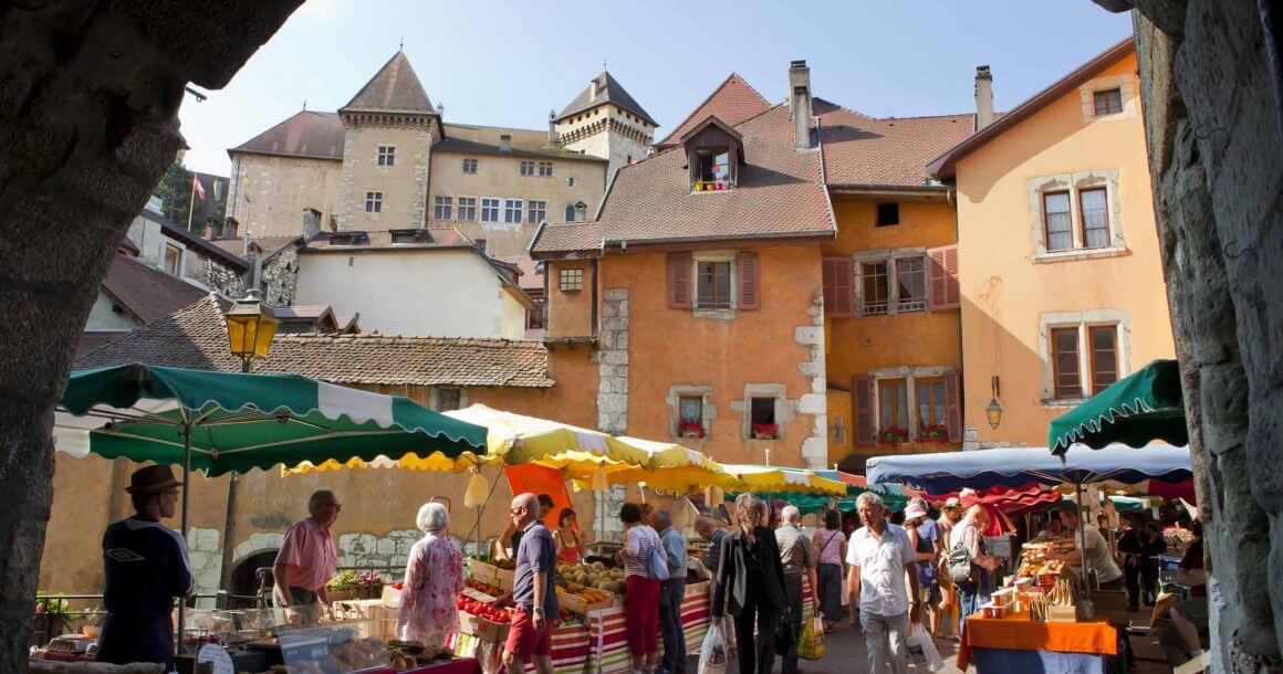 Marché de la vielle ville à Annecy © Office du Tourisme du Lac d'Annecy