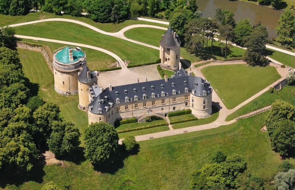 Château d'Apremont-sur-Allier parmi les Châteaux du Cher © Survol de France