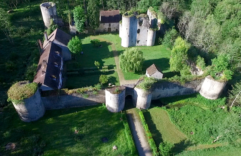 Château de Mez-le-Maréchal parmi les châteaux du Loiret ©  www.chateau-mezlemarechal.com