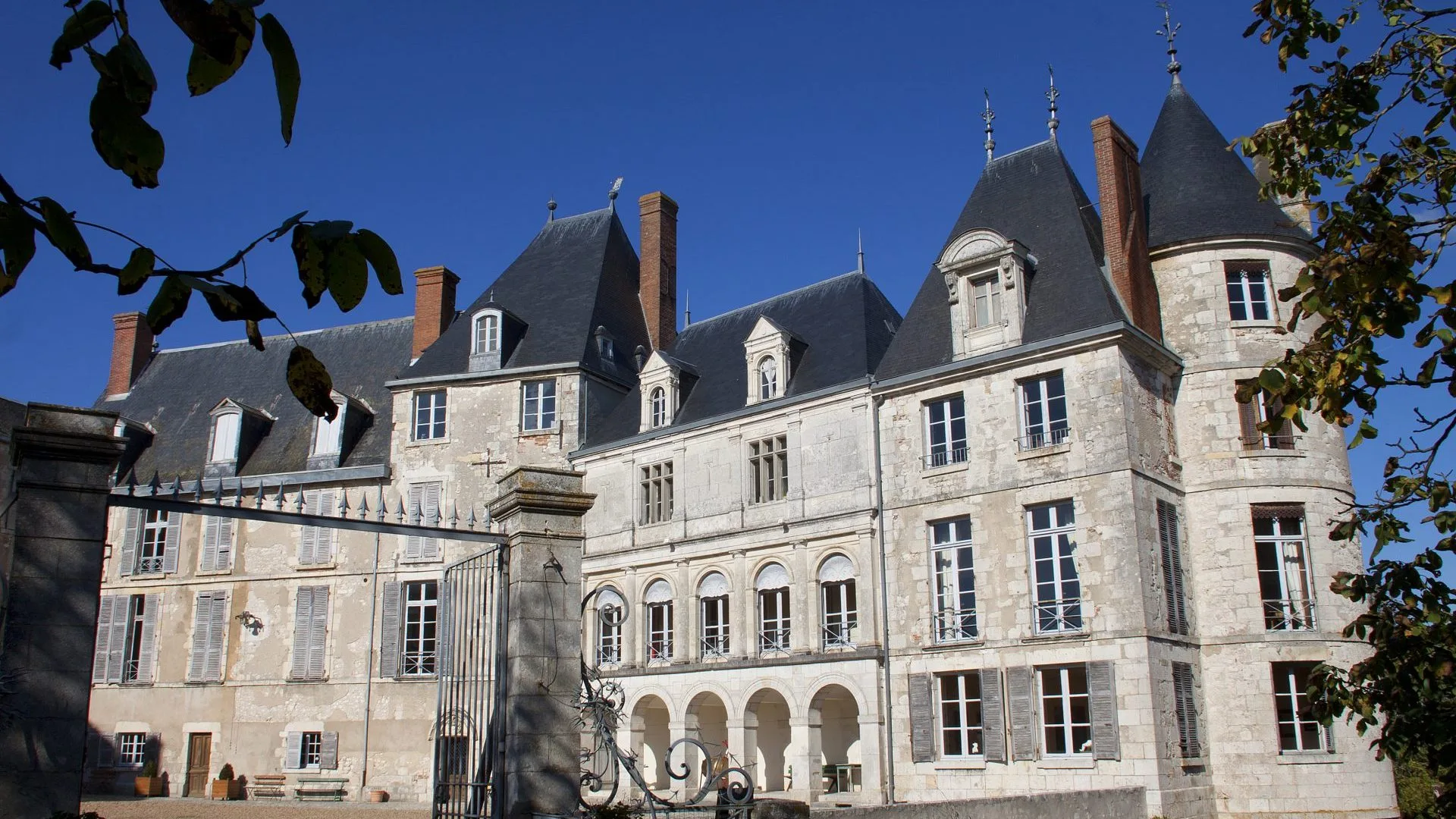 Château de Saint-Brisson-sur-Loire parmi les châteaux du Loiret ©  Office de Tourisme de Gien