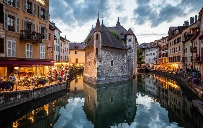 Palais de l'Ilsle en soirée à Annecy © Annecy Ville