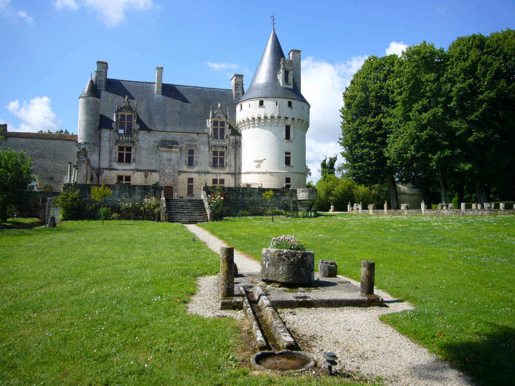 Château de Crazannes parmi les châteaux de Charente-Maritime © La Pierre de Crazannes