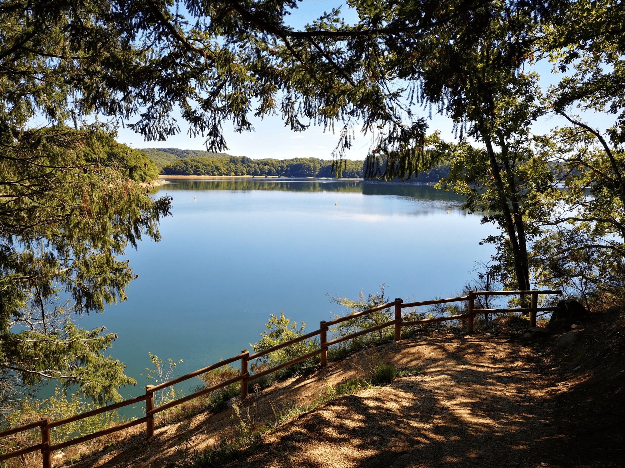 Lac de Saint-Etienne-Cantalès ©Chataingeraie-Cantal