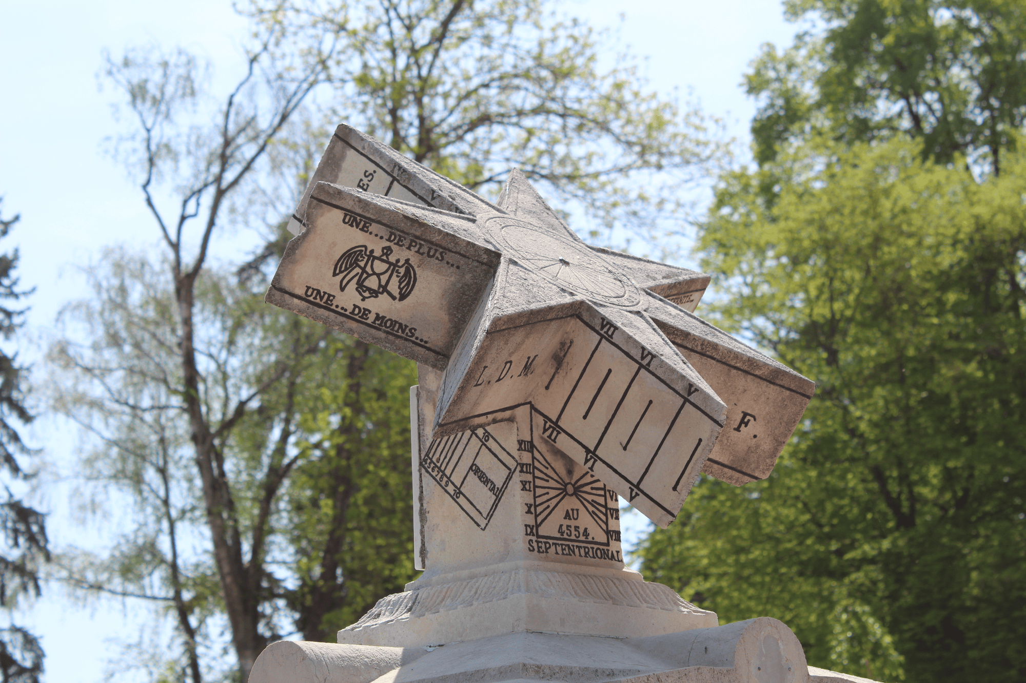 Le Gnomon du frère Arsène un cadran solaire multiple unique à découvrir si vous venez visiter Annecy à pied © WikiCommons
