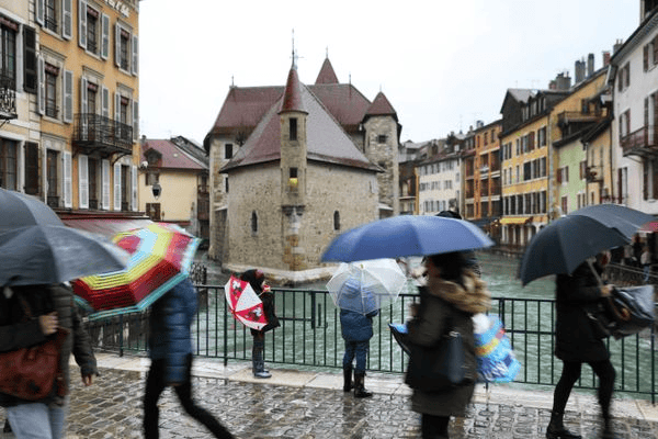 Vue sur Annecy et les canaux du Thiou sous la pluie © France Bleu