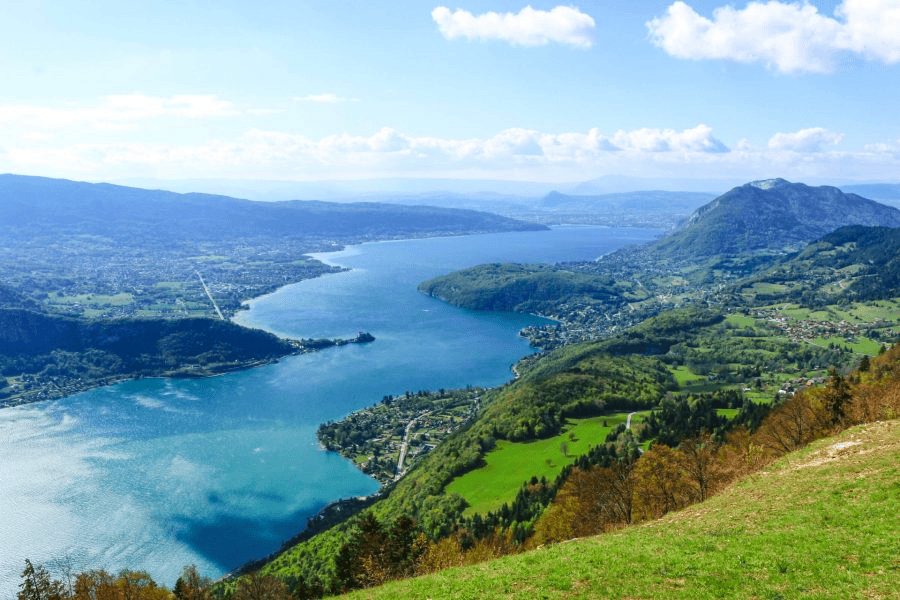 Vue panoramique sur le Lac. Utile pour visiter Annecy à pied en faisant le tour du lac © Thônes