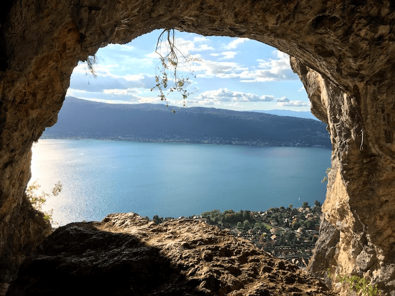 La Grotte des Sarrasins, un lieu secret et enchanteur au-dessus du Lac pour visiter Annecy en 3 jours © Monte Medio