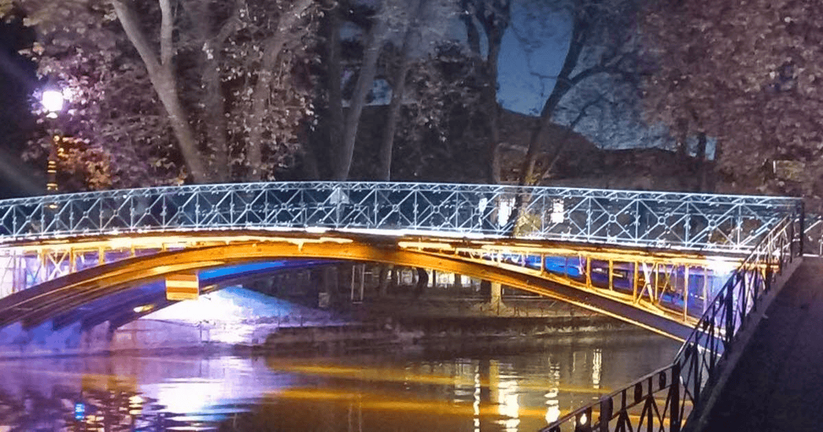 Le Pont des Amours illuminé la nuit jusqu'à 22 heures © Dauphiné Libéré