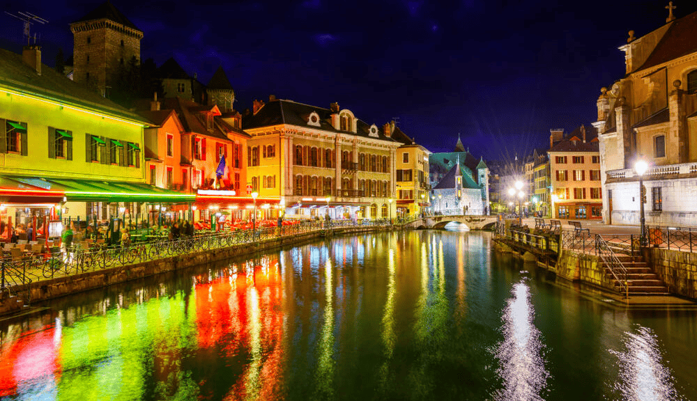 Vue nocturne sur Annecy et ses canaux © Hotel des Alpes