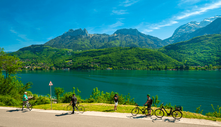 Vue du lac depuis la voie verte praticable en vélo ou à pied © Savoie Mont Blanc