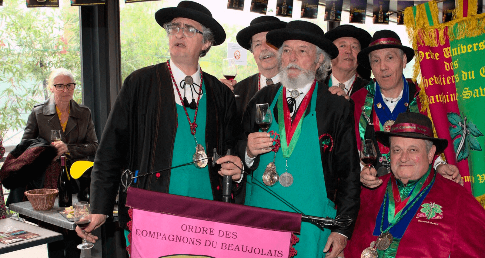 Les compagnons du Beaujolais fêtent le nouveau cru à Annecy en Novembre © Dauphiné Libéré