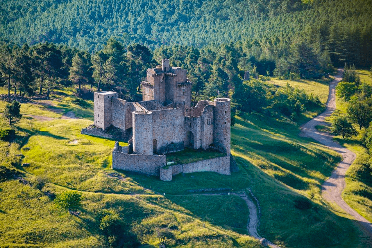 Le château de Portes est surnommé le Vaisseau des Cévennes © Cévennes Tourisme