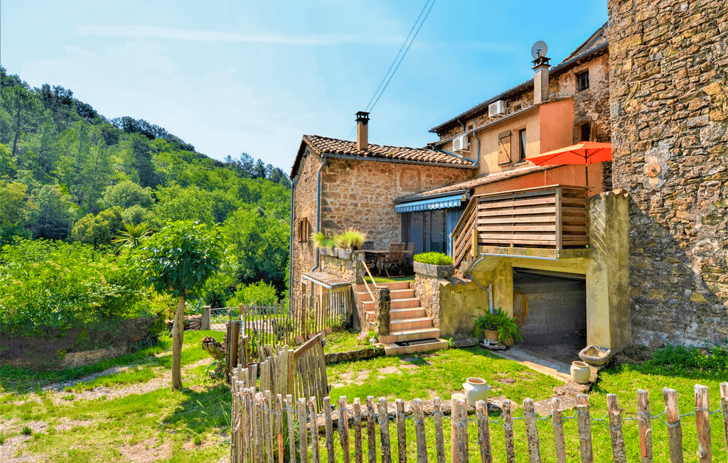 le charmant village de Saint-Jean-de-Valériscle au pied du Mont Lozère © Novasol
