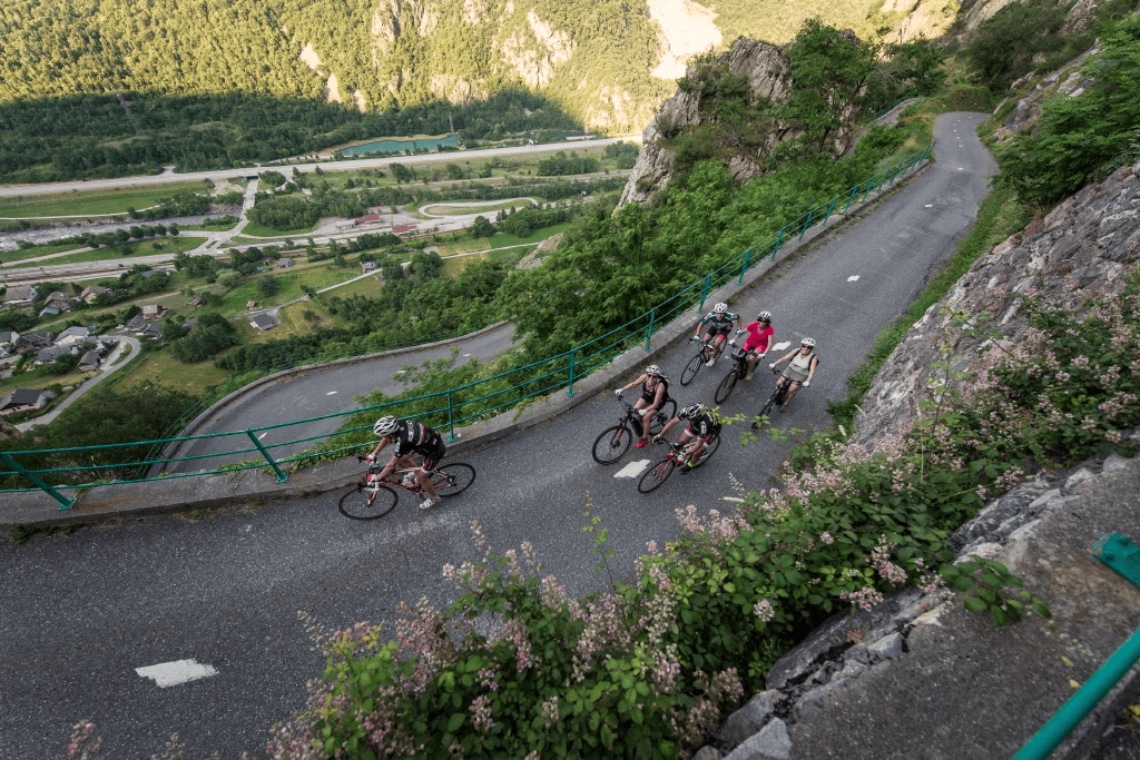Les lacets de Montvernier en vélo dans la vallée de la Maurienne © Vélo-Maurienne
