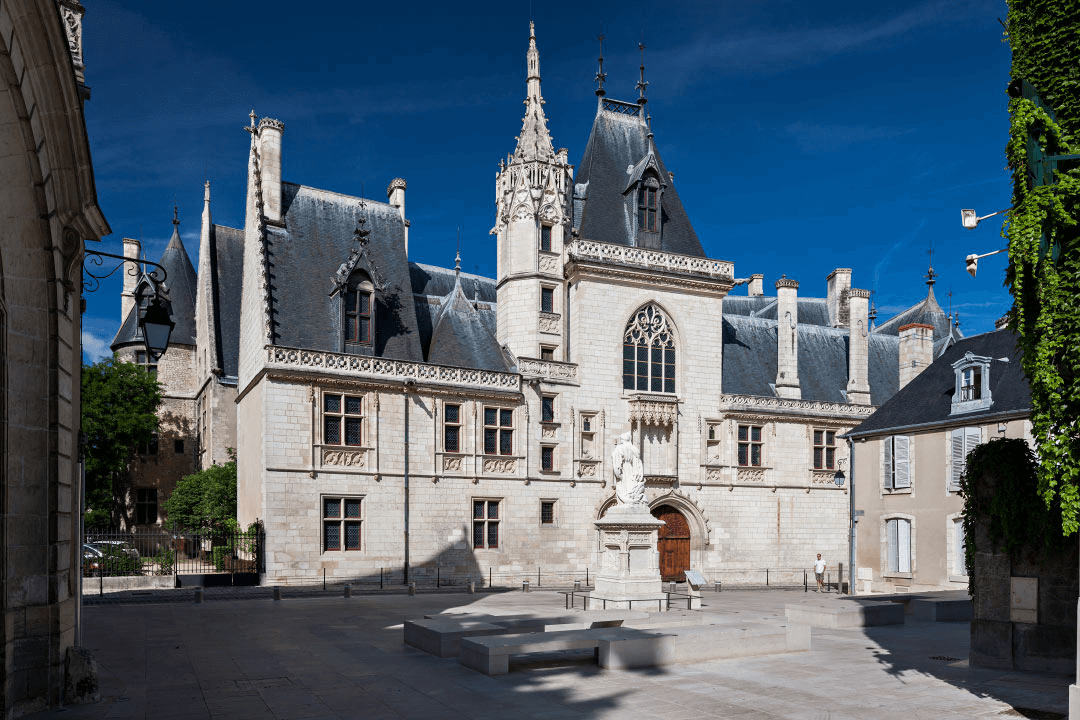 Palais et place Jacques Coeur à Bourges © Arnaud Frich