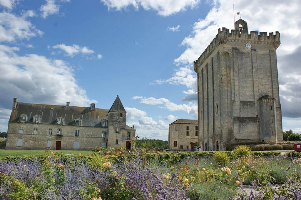 Cité médiévale de Pons parmi les châteaux de Charente-Maritime © Guide Charente Maritime