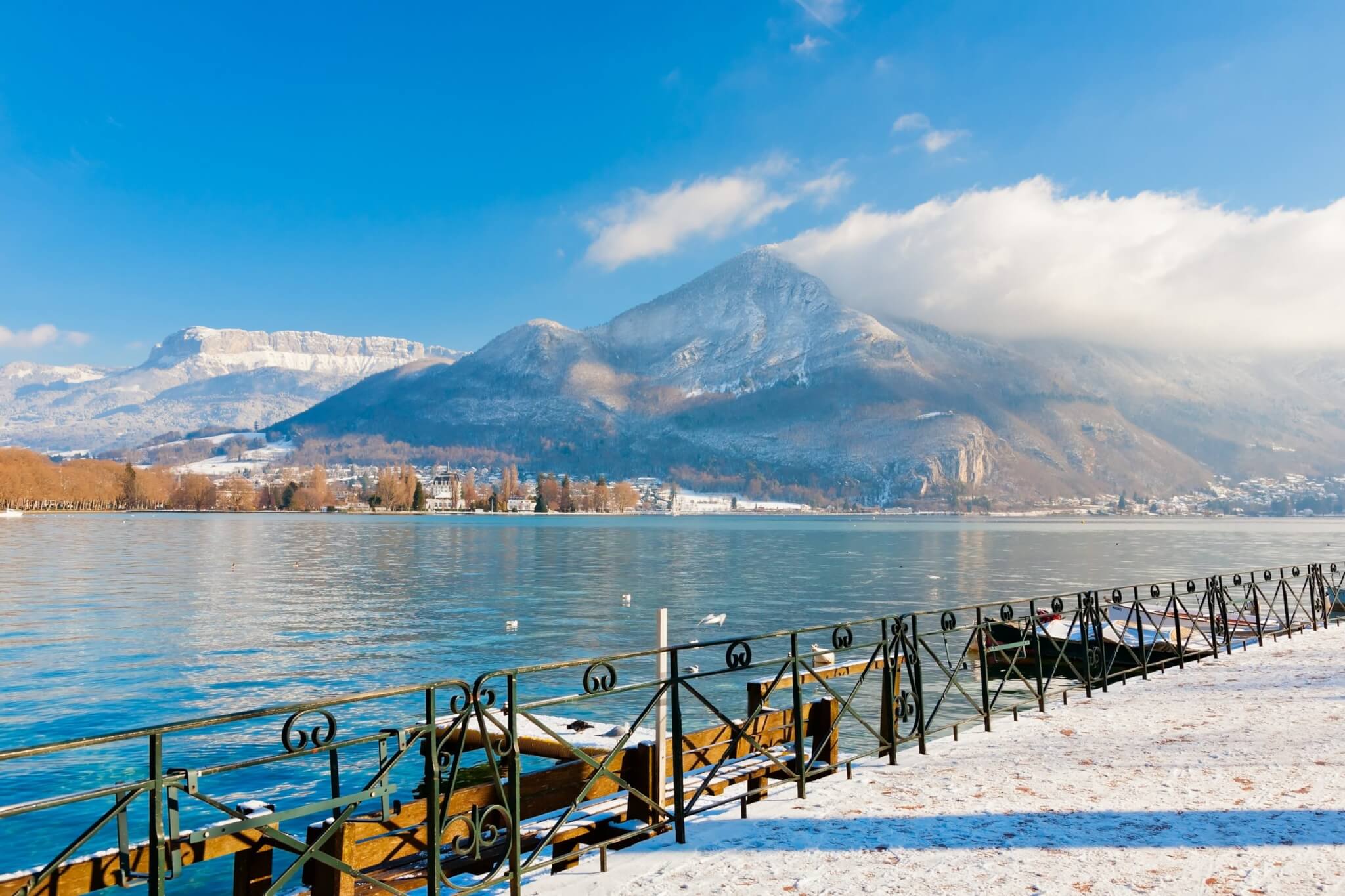 Le Lac d'Annecy en hiver © Shutterstock