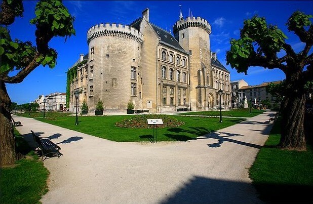 Hôtel de Ville d'Angoulème © Château féodal et ruine médiévale