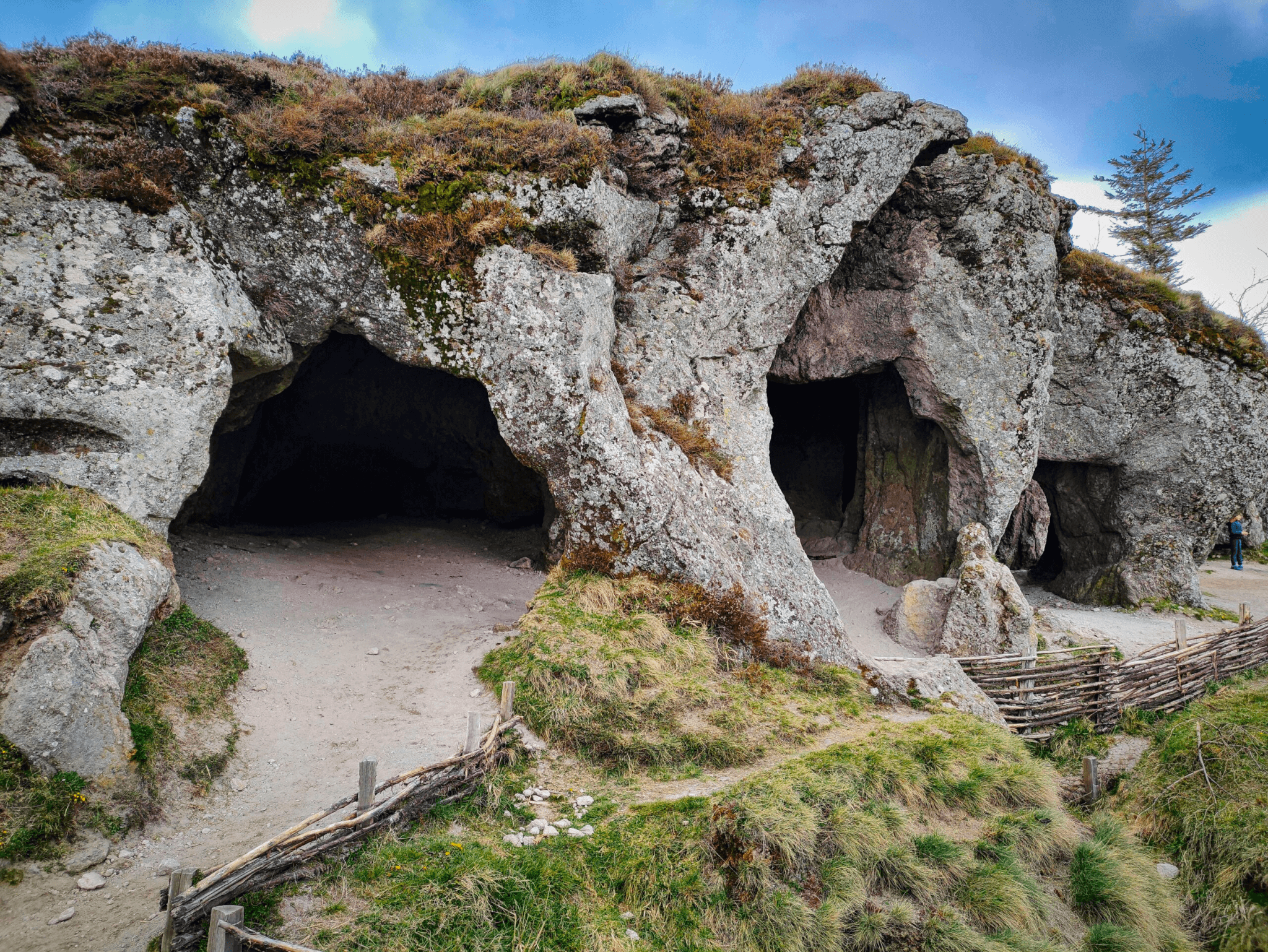 Grottes de Cliersou © 
La Chaîne des Puys