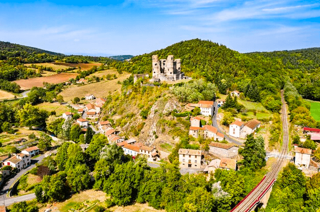 Vue aérienne du Château de Domeyrat © Freepiks