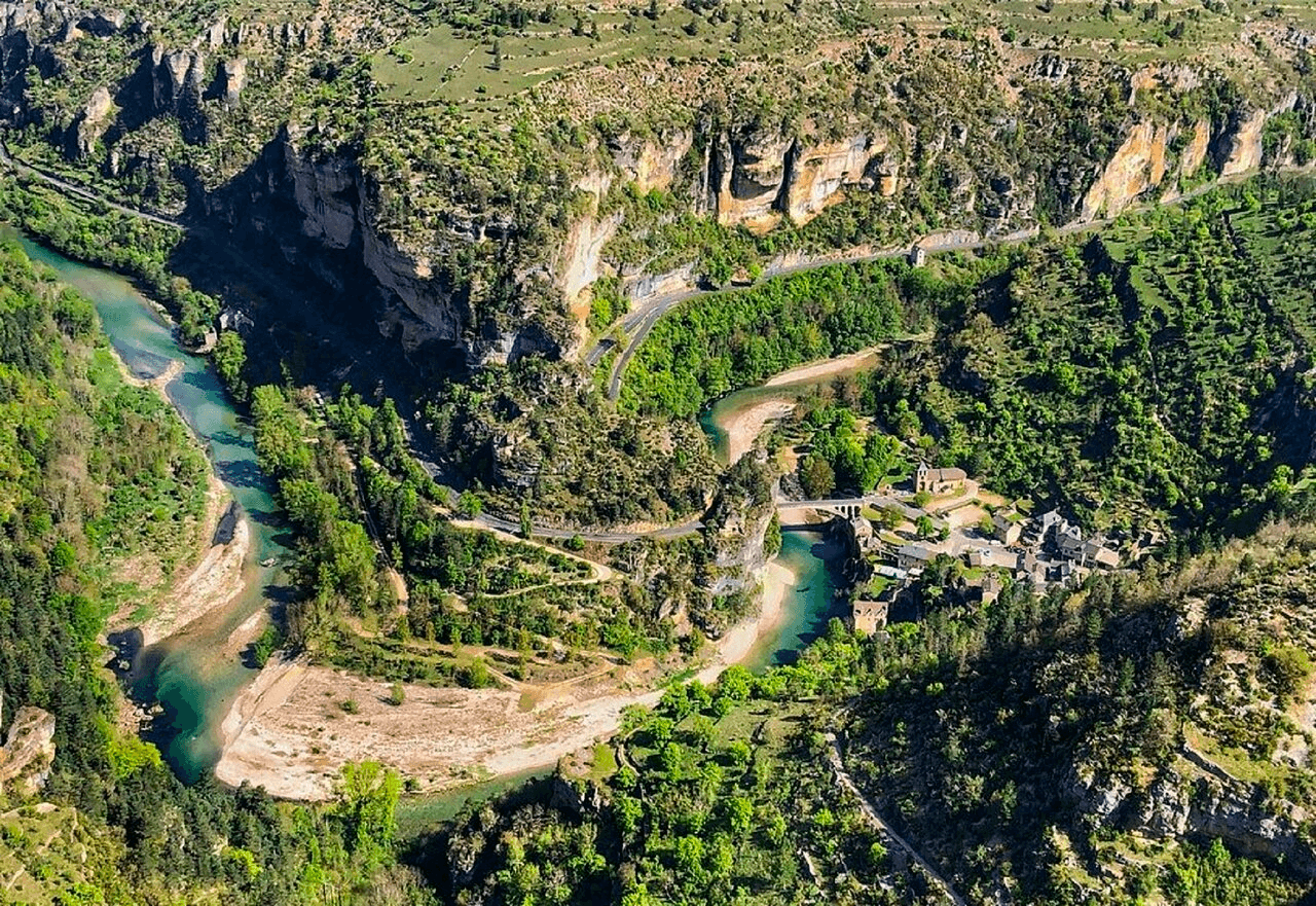 Vue aérienne sur les gorges de la Jonte et le village de Meyrueis  © Tripadvisor